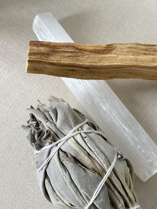 Cleanse set met salie, palo Santo en seleniet om energetisch mee te reinigen.